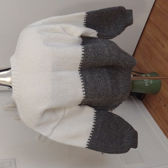 Handmade two tone knit sweater - Picture 4 of 4